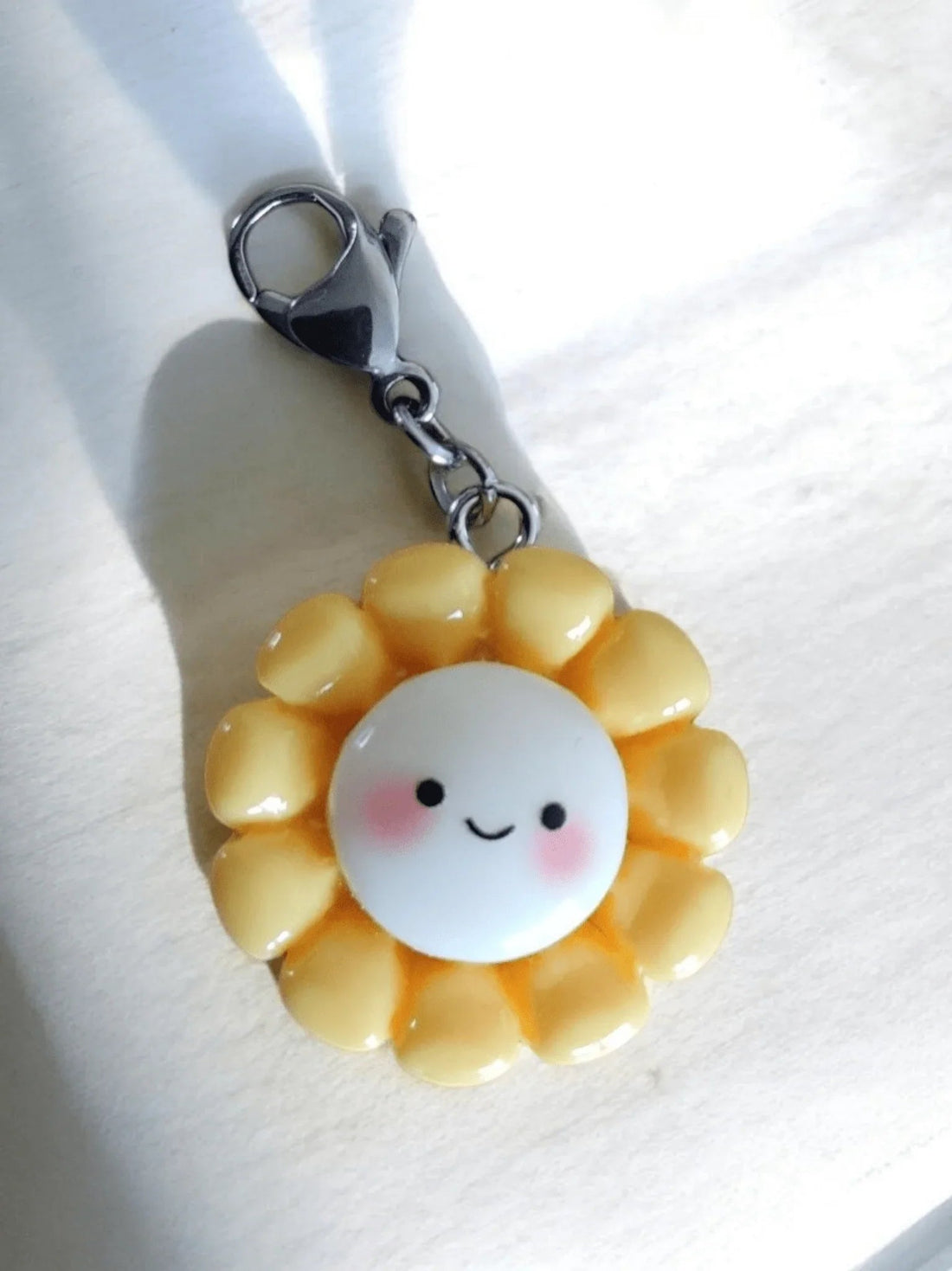 Blog Mode und Lifestyle Inspiration: Die Handmade Handyhüllen Anhänger Kawai Smile Flower für ein einzigartiges Schmuck Statement