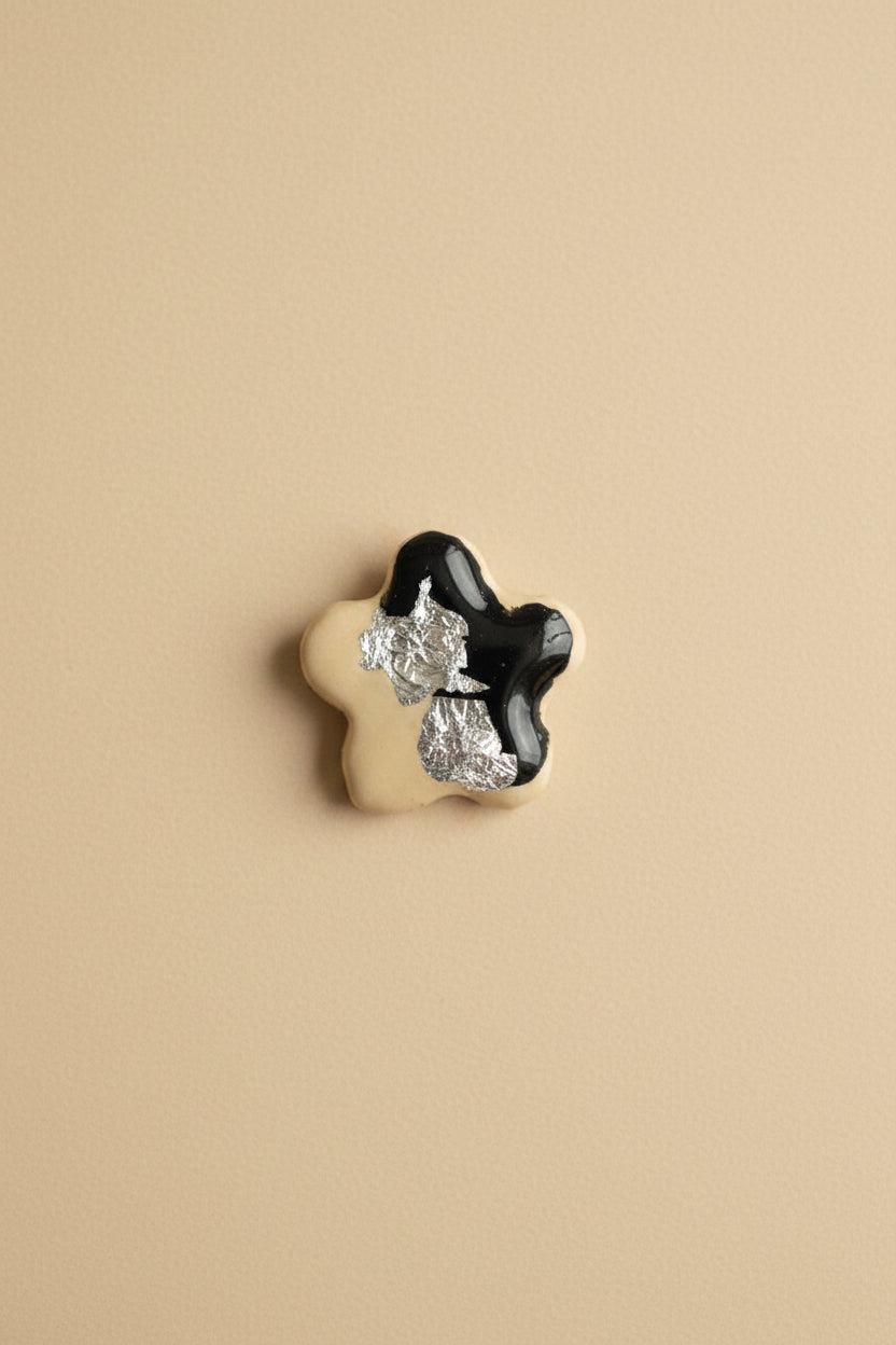 Mini Pin Handmade „Blume“ – Florale Anstecknadel Unikat