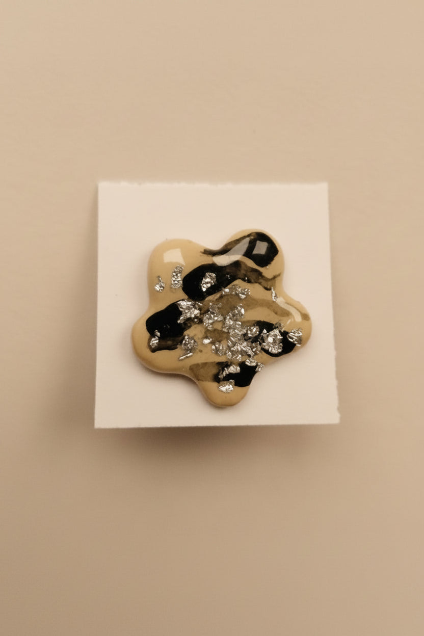 Mini Pin Handmade „Blume“ – Florale Anstecknadel Unikat