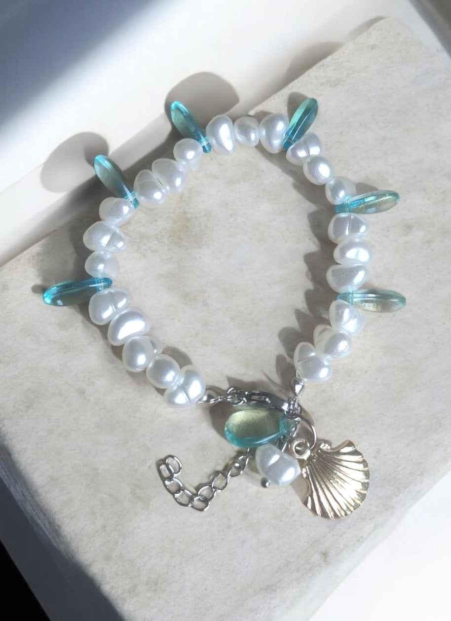 Handgemachter Perlenarmband mit türkisen Glasperlen und Muschelcharms, einzigartiger Schmuck
