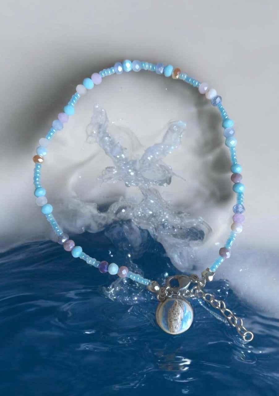Handgemachter Armband mit blauen Perlen und Fisch-Anhänger, maritime Kunst auf Schmuck