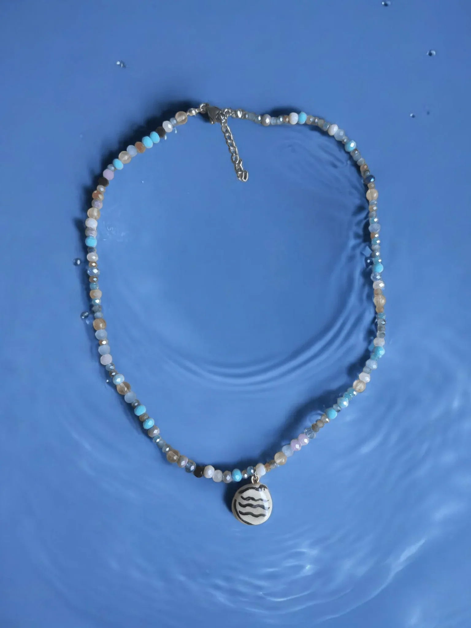 Handbemalter Anhänger mit Wellenmuster an Perlenkette, einzigartiger Schmuck für individuellen Stil
