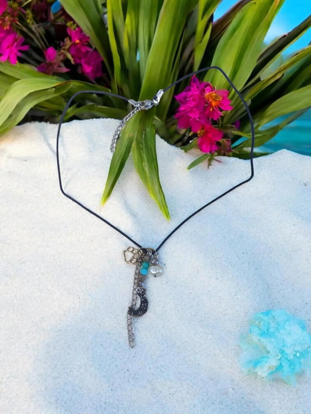 Handgemachte Halskette mit Mond- und Pfotenanhänger, Perlen & Turmalin, ideal als einzigartiger Schmuck