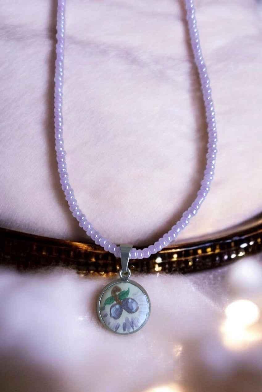 Handbemalter Kirsch-Anhänger mit lila Perlenkette, einzigartiger Schmuck