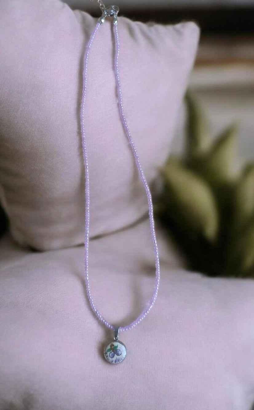 Handbemalter Kirsch-Anhänger auf lila Perlenkette, einzigartiger Schmuck