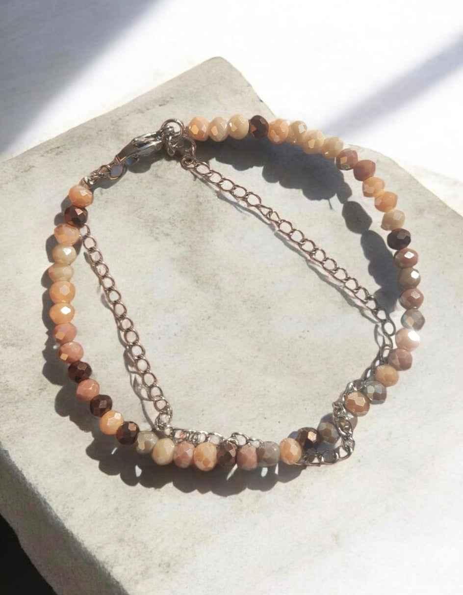Handgefertigtes Armband mit facettierten Perlen in Erdtönen auf Stein
