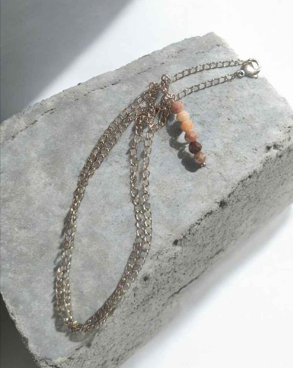 Handgefertigte Halskette mit Perlenanhänger auf Stein, einzigartiger Schmuck