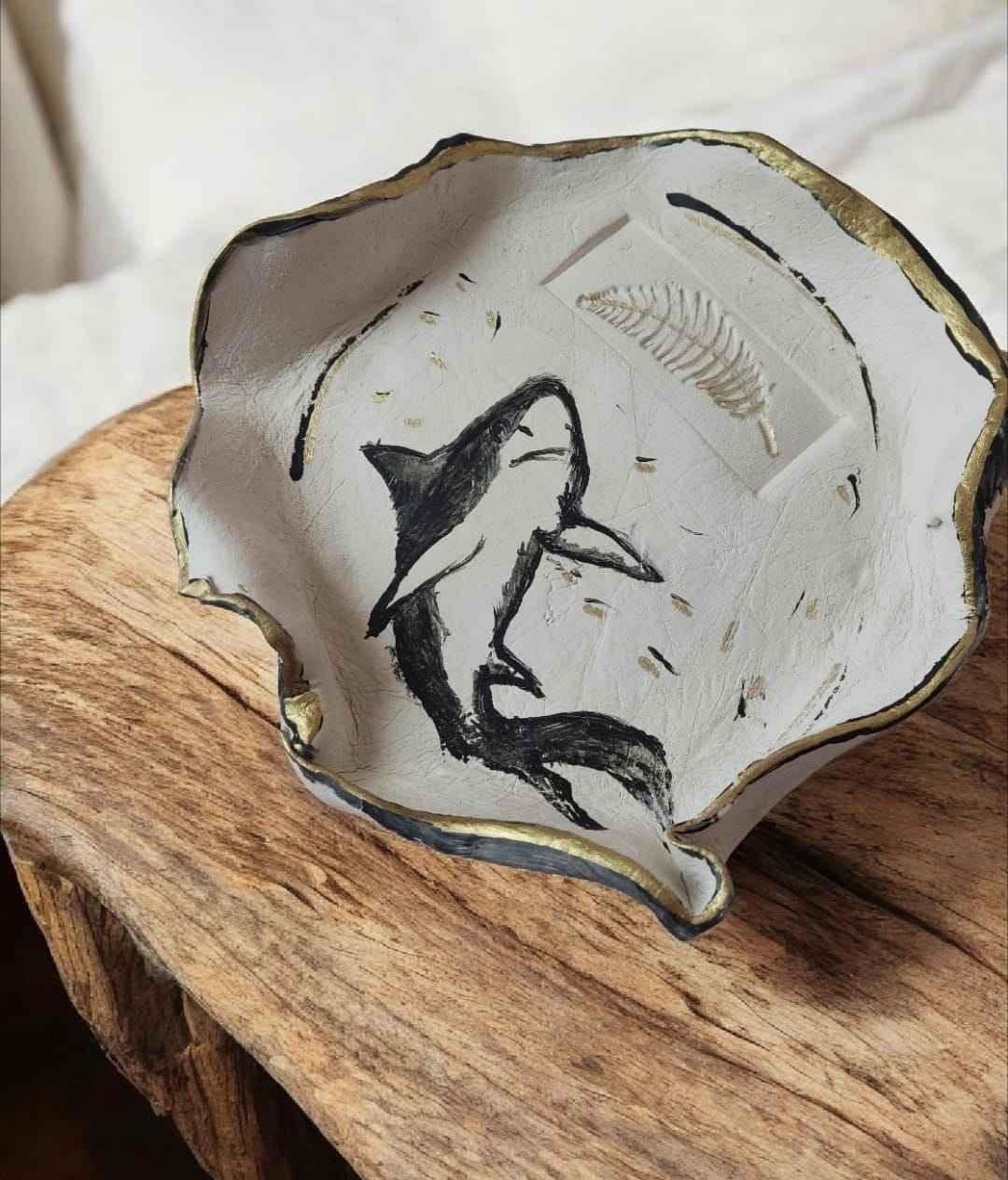 Handbemalte Schale mit Hai-Motiv und Goldrand, einzigartiges Kunstwerk auf Holz