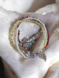 Handgefertigtes Perlenarmband mit filigranem Blattanhänger, mehrfarbig und elegant