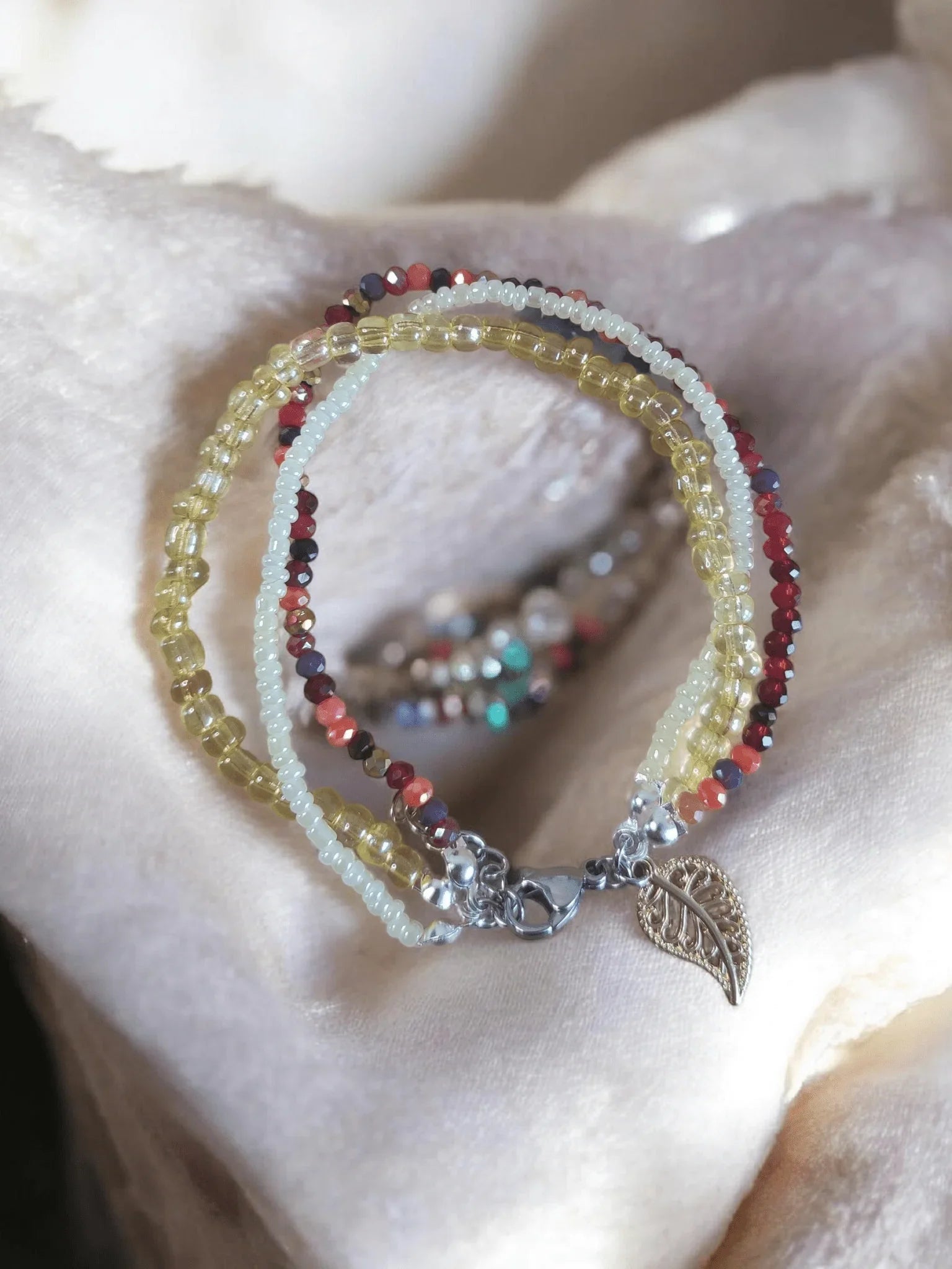 Handgefertigtes Perlenarmband mit filigranem Blattanhänger, mehrfarbig und elegant
