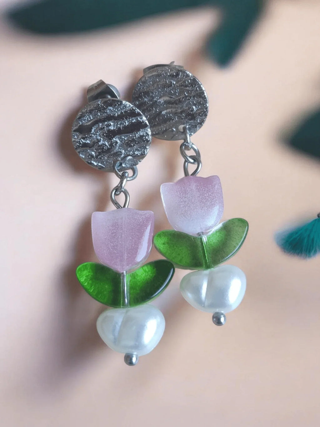 Handgemachte Tulpen-Ohrhänger mit rosa Blüten, grünen Blättern und Perlen, einzigartiger Schmuck