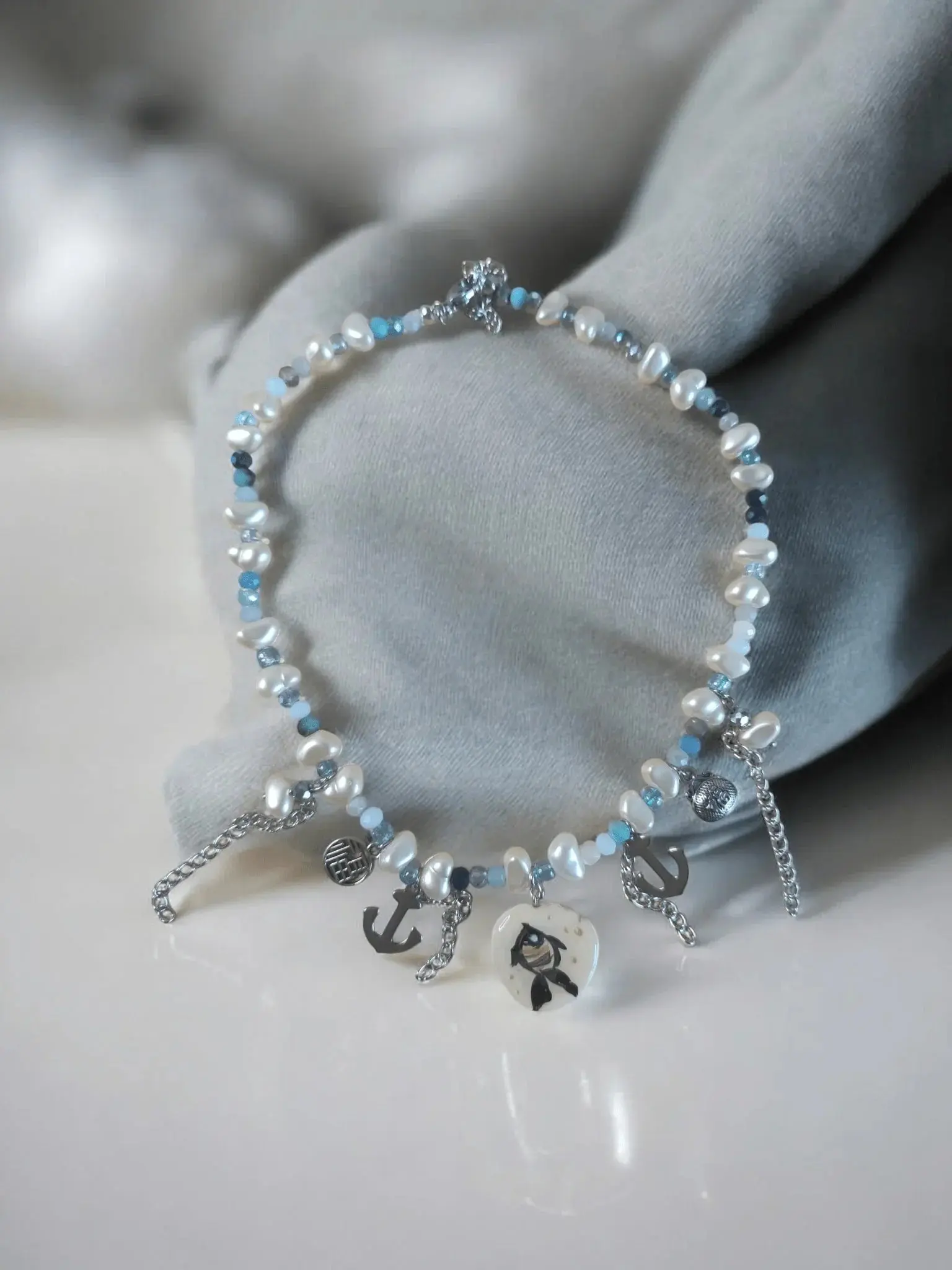 Handgefertigtes Armband mit Perlen, Anker-Charms und handbemaltem Fischmotiv in Blau-Weiß